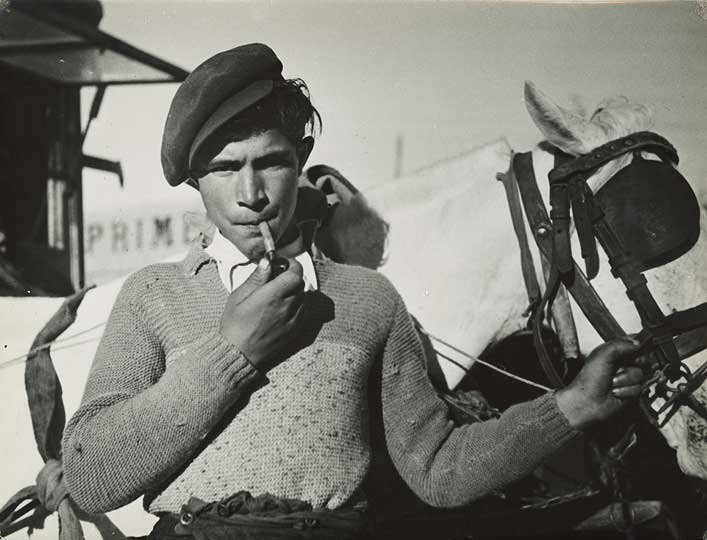 'Gitanes, Pfeife rauchender Junge' (1936) © Lore Krüger