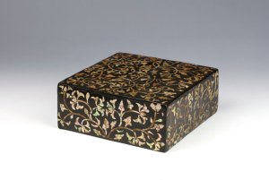 Lacquer box inlaid with mother of pearl (17th century) from London’s HAN Collection