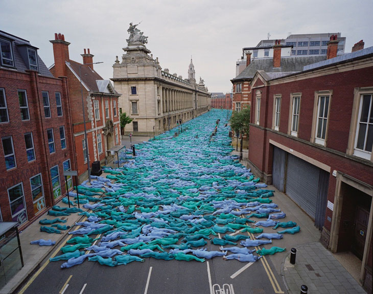 Sea of Hull ((Alfred Gelder Street, Hull, 2016), Spencer Tunick