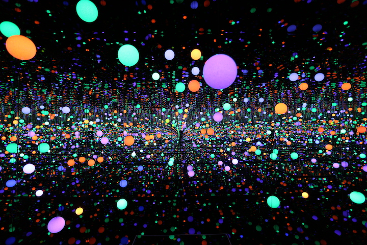Infinity Mirrored Room – Brilliance of the Souls (2014) Yayoi Kusama. © Yayoi Kusama, Courtesy of Ota Fine Arts, Tokyo/ Singapore