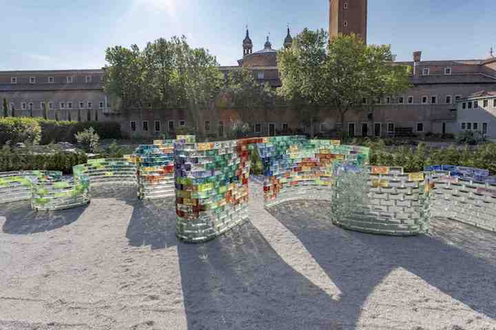 Qwalala (2017), Pae White. Courtesy of Le Stanze del Vetro
