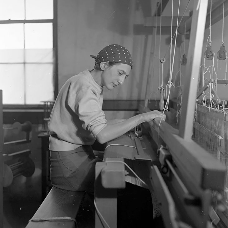 Anni Albers in her studio at the Black Mountain College, 1937. Photo: Helen M. Post © The Josef and Anni Albers Foundation, VEGAP, Bilbao, 2017