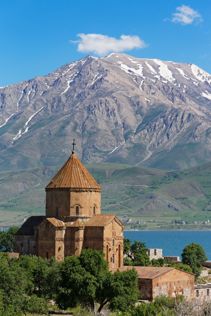 The Church of the Holy Cross, built 915–921, on Aght‘amar Island, Lake Van, Turkey (photo: 2004), photo: ImageBROKER/Alamy Stock Photos