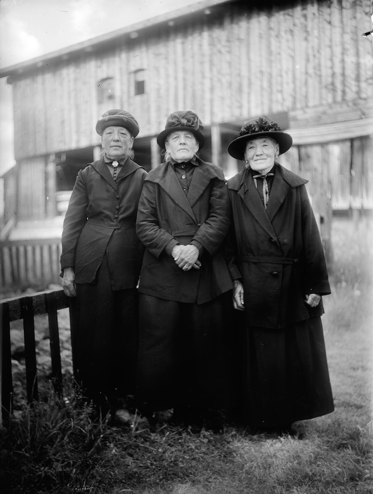 Margreth, Dorothe and Elsbeth Rüesch in front of the barn next to Wildbodenhaus, Kirchner