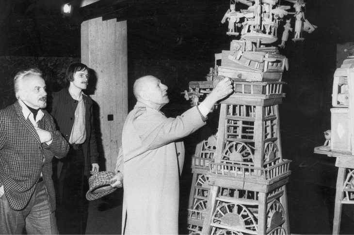 Jean Dubuffet in front of a sculpture by Émile Ratier at the Collection de l’Art Brut in Lausanne, in February 1976. Photo: Jean-Jacques Laesar; Archives de la Collection de l'Art Brut, Lausanne