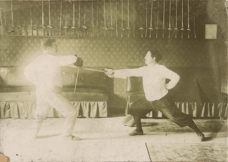 Alfred Jarry (right) fencing with Félix Blaviel in Laval in 1906.