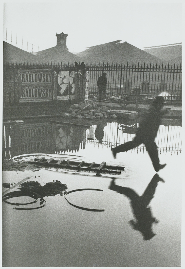 Derrière la Gare Saint-Lazare, Place de l'Europe, Paris, France, Henri Cartier-Bresson