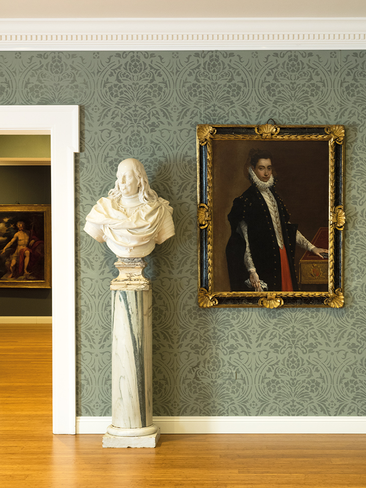 On the left is a marble bust of Ferdinando de’ Medici (c. 1685) by the school of Giovan Battista Foggini; on the right hangs Portrait of Lucrezia Bentivoglio Leoni (1589) by Ludovico Carracci (1555–1619)