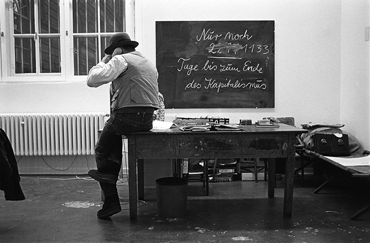 Joseph Beuys at the 1st Jour Fixe in 1981 in Düsseldorf. Fotoarchiv Ruhr Museum.