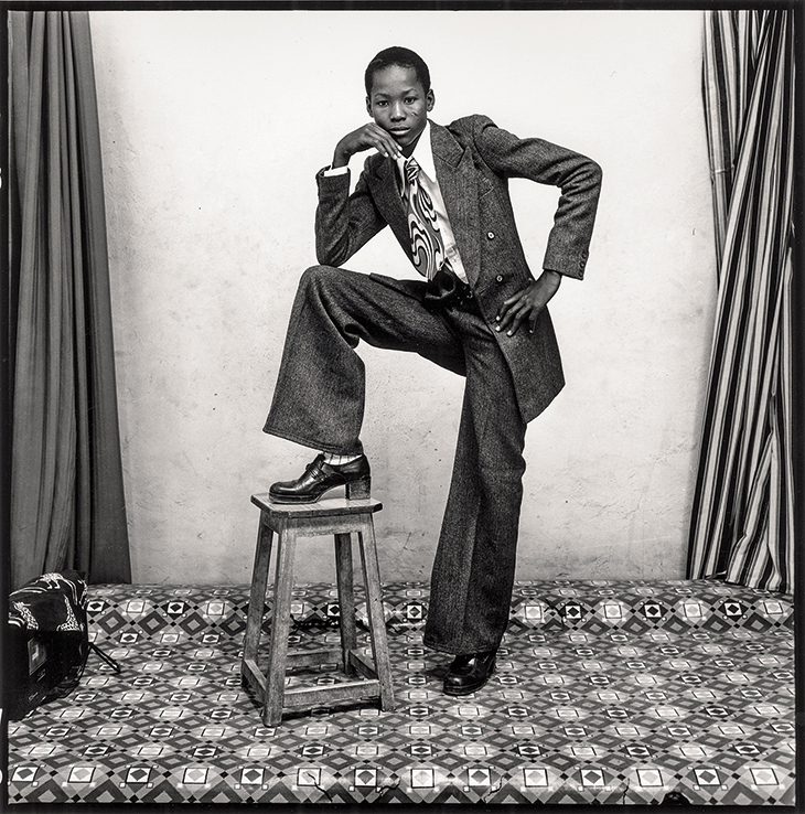 Un Jeune Gentleman (1978), Malick Sidibé. Fondation Cartier pour l’art contemporain, Paris. 