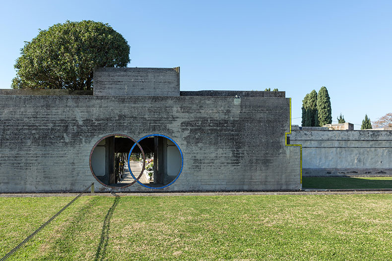 a sculpture of two interlocking circles built into a concrete wall