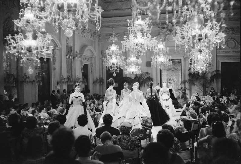 Fashion show in Sala Bianca (1955).