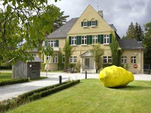 Haus am Waldsee. Artwork: 'Outspan' (2008), Tony Cragg