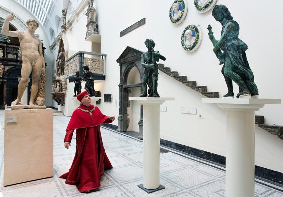 Wolsey Angels fundraising campaign, actor Paul Jesson as Cardinal Wolsey with reunited four bronze angels