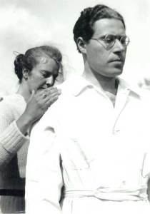 László Moholy-Nagy at a training of bodily aware- ness, probably at the Feminist womens’ commune Schwarzerden (c. 1925), unknown photographer