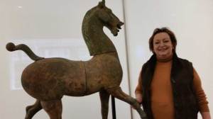 Gisele Croes with Chinese bronze horse (2nd century AD)