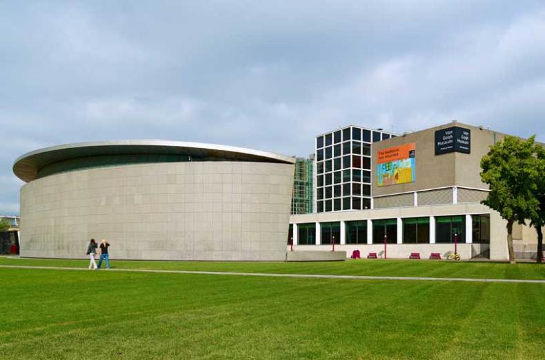 The Van Gogh Museum seen from the Museumplein, with the Kisho Kurakawa exhibition wing on the left.