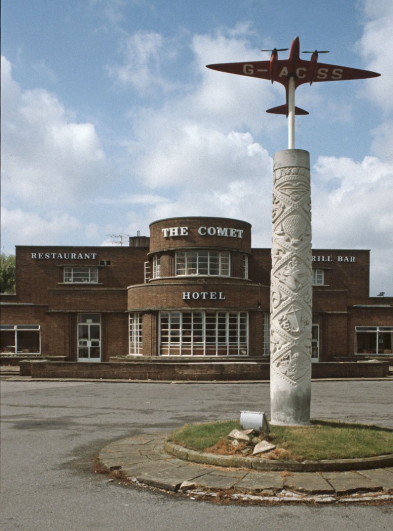 The Comet Inn at Hatfield, Herts, a 'roadhouse' designed by E.B. Musman in 1933 and photographed in 1983, prior to its conversion into a hotel.