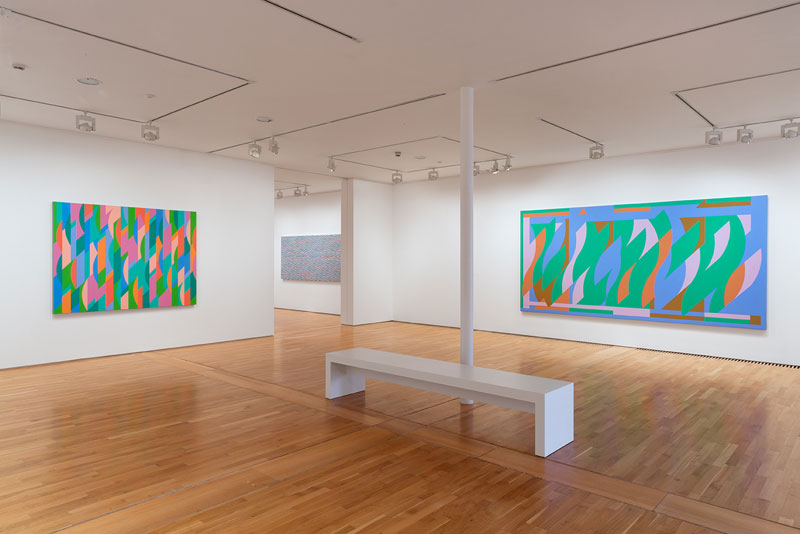 'Bridget Riley: The Curve Paintings, 1961-2014' (installation view: from left, 'Lagoon 2', 'Streak 2', 'Blue (La Réserve)')