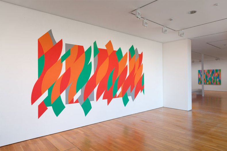 'Bridget Riley: The Curve Paintings, 1961-2014' (installation view: from left, 'Rajasthan', 'Lagoon 2')