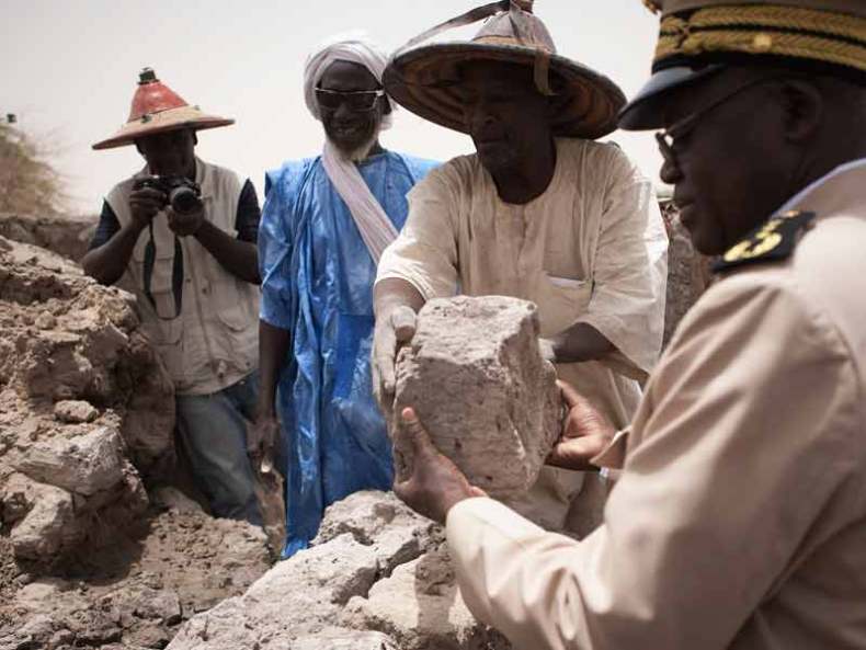 Ambassadors and representatives of Morocco, South Africa, the European Union, France, Germany, Switzerland and the World Bank brought their support to UNESCO’s #Unite4Heritage campaign in a visit to the World Heritage site of Timbuktu.