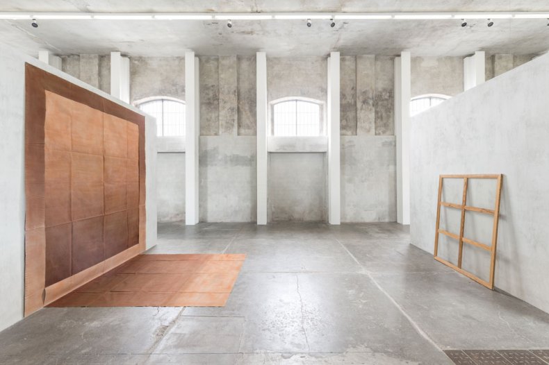 'Recto Verso' exhibition view at Fondazione Prada, Milan. Showing 'Sol / Mur' (1974) by Louis Cane (left) and 'Châssis avec feuille de plastique tendue' (1967), by Daniel Dezeuze (right) Photo: Delfino Sisto Legnani Studio. Courtesy Fondazione Prada.