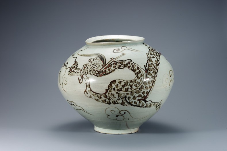 Jarre en porcelaine blanche avec motifs nuages et dragon