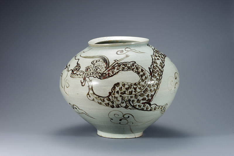 Jarre en porcelaine blanche avec motifs nuages et dragon