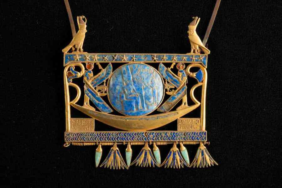 Pectoral in gold, lapis lazuli and glass paste, found in Tanis in the royal tomb of the Pharaoh Sheshonk II (~ 890 BC)