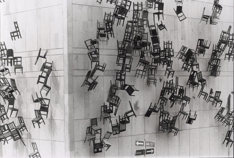 Noviembre 6 y 7 (2002), Doris Salcedo