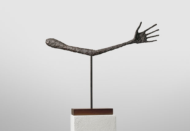 La Main (1947), Alberto Giacometti. © Alberto Giacometti Estate (Fondation Alberto et Annette Giacometti + ADAGP) Paris, 2016