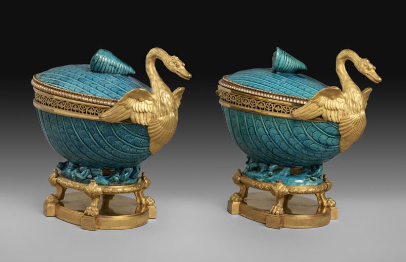 Two pot-pourri vases (c. 1770−75), gilt bronze by Pierre Gouthière, Chinese hard-paste porcelain, 18th century. Musée du Louvre, Paris; photo: RMN-Grand Palais / Art Resource, NY