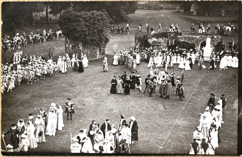 A typical crowd scene in the seventh episode (postcard), by kind permission of the St Edmundsbury Heritage Service
