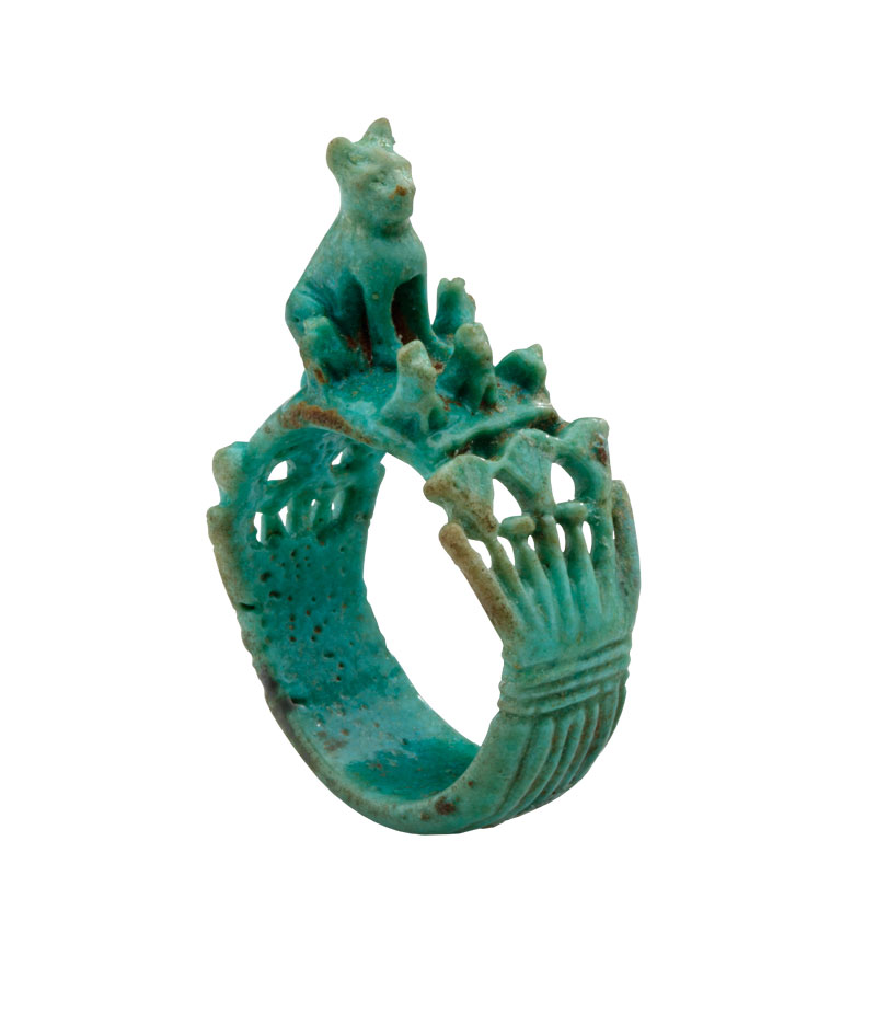 Ring with cat and kittens (1540–1295 BC), Egyptian, New Kingdom, 18th Dynasty. Les Enluminures at Sam Fogg, London
