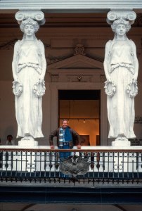 Rauschenberg at the Museo Nacional de Bellas Artes in Santiago, Chile, venue for ROCI CHILE, 1985.