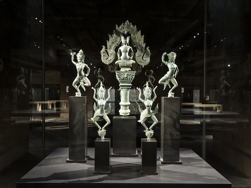 Set of bronzes representing Apsaras and a sitting deity, 12th century, Angkor Wat, installation view, Feuerle Collection, Berlin.. Photo: Thomas Meyer