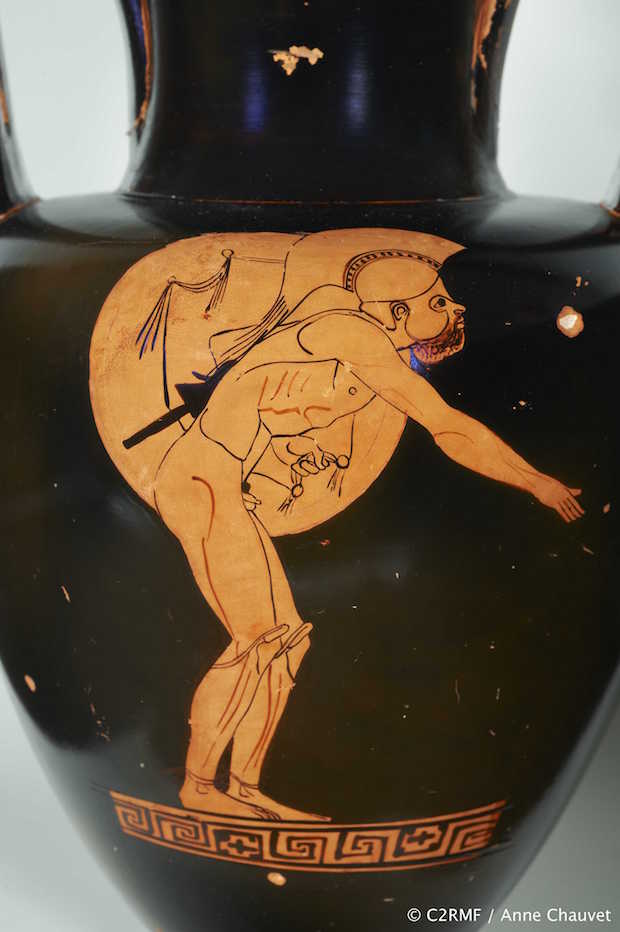 Detail of Red-figure Nolan amphora: A, Athlete (hoplitodromos); B, Draped man (c. 470 BC) Greek, Attic, attributed to the Berlin Painter. © C2RMF / Anne Chauvet.
