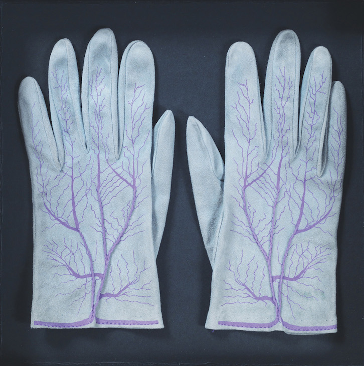 Handschuhe (Paar) (Gloves [Couple]) (1985), Méret Oppenheim. Private collection