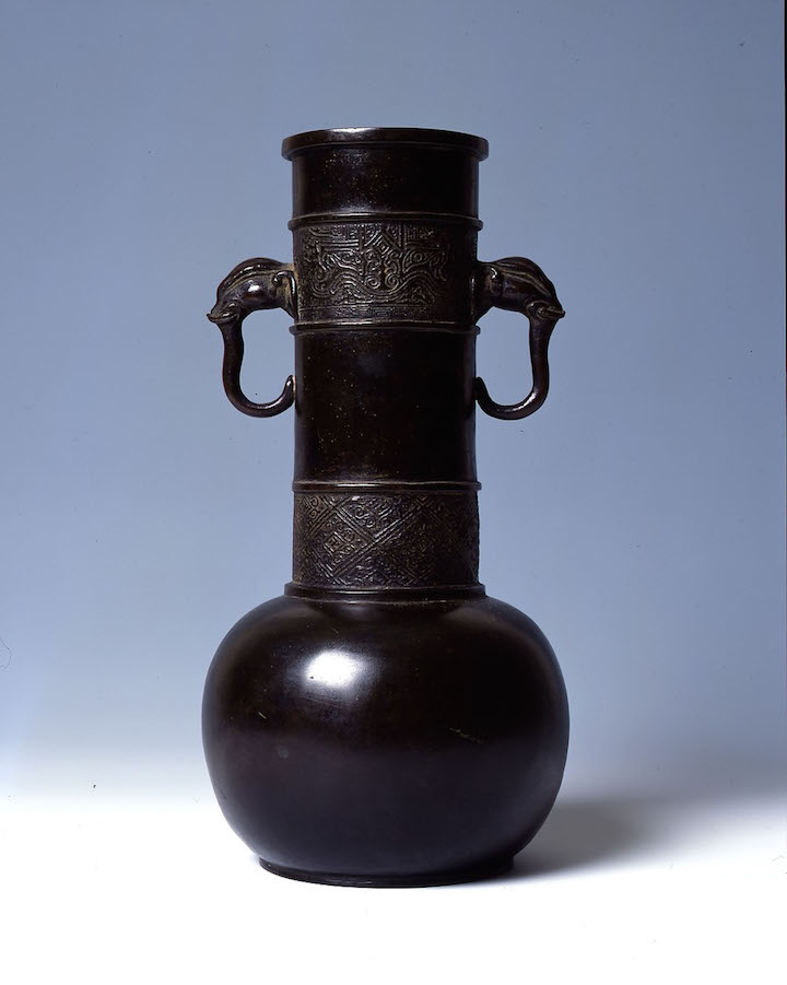 Bronze flower vase with elephant head shaped handles, known as Kinekari, China, 14th–15th century. Sen-oku Hakuko Kan, Tokyo