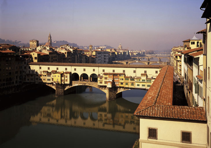 The Vasari Corridor runs across the Ponte Vecchio linking Palazzo Pitti with the Uffizi.