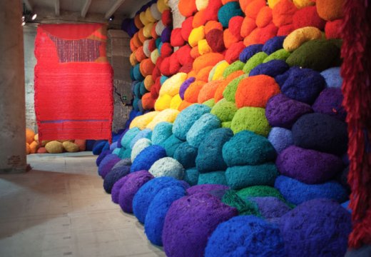 Scalata al di la dei terreni cromatici / Escalade Beyond Chromatic Lands (2016–17), Sheila Hicks. Photo: Italo Rondinella, courtesy La Biennale di Venezia