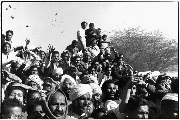 Gandhi's funeral. Crowds gathered between Birla House and the cremation ground, throwing flowers (1948), Henri Cartier-Bresson. © Henri Cartier-Bresson/Magnum Photos