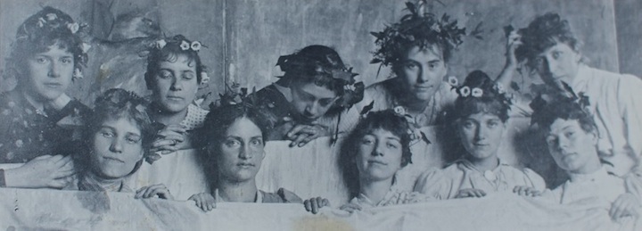 Photograph of an art class taken in 1890, including Käthe Kollwitz and Marianne Fielder. Käthe Kollwitz Museum Berlin