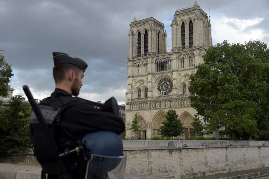 A French gendarme outsdie Notre-Dame cathedral in Paris on 6 June, 2017. Police shot and injured a man who attacked an officer with a hammer. Photo: BERTRAND GUAY/AFP/Getty Images