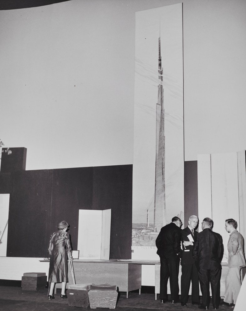 Frank Lloyd Wright unveiling the 6.7m-high visualisation of The Mile-High Illinois at a press conference in Chicago, 16 October 1956. The Frank Lloyd Wright Foundation Archives, New York