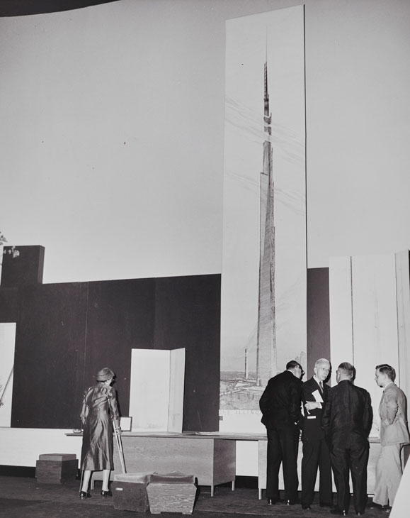 Unveiling the 22-foot-high (6.7-meter-high) visualization of The Mile-High Illinois at a press conference in Chicago (16 October, 1956). The Frank Lloyd Wright Foundation Archives (The Museum of Modern Art | Avery Architectural & Fine Arts Library, Columbia University, New York)