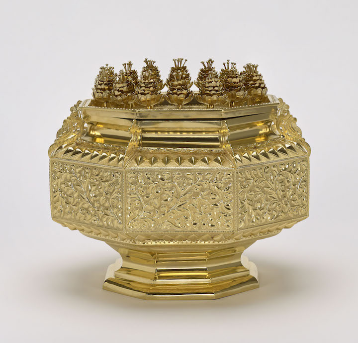 Gold octagonal box presented to Her Majesty The Queen by the Sultan and Yang DiPertuan of Brunei, Hassanal Bolkiah, during her State Visit to Brunei, 29 February 1972. Royal Collection Trust / © Her Majesty Queen Elizabeth II 2017