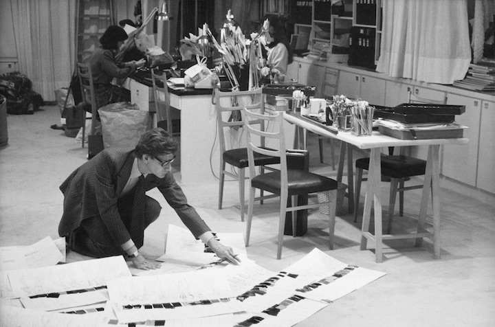 Yves Saint Laurent in the studio, 1986. © DR