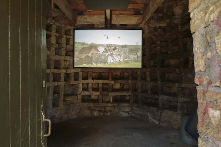 Installation view of Tränen (2015), Michael Sailstorfer. Courtesy of Jupiter Artland
