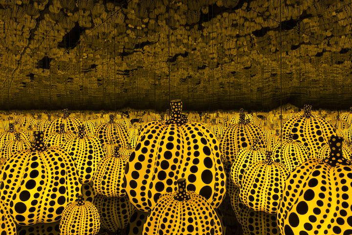 All the Eternal Love I Have for the Pumpkins (2016), Yayoi Kusama. Courtesy YAYOI KUSAMA Inc., Ota Fine Arts, Tokyo / Singapore and Victoria Miro, London (photography Thierry Bal) © Yayoi Kusama